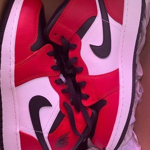 Air Jordan 1 mid “Chicago black toe”